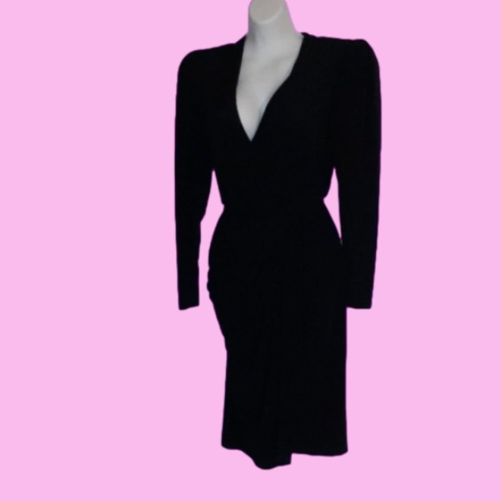 CHIC LITTLE  BLACK  (very SEXY)  DRESS!